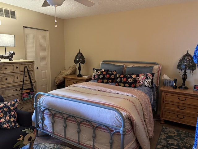 bedroom with ceiling fan, a textured ceiling, and a closet