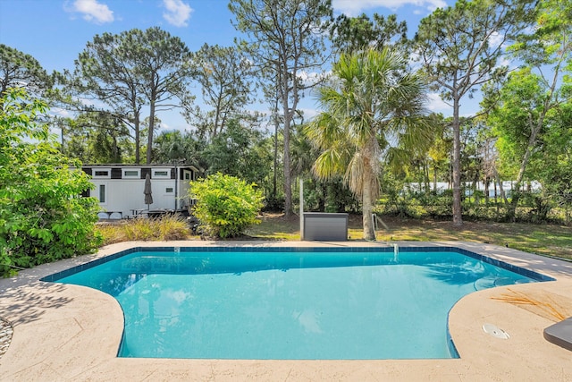 view of swimming pool