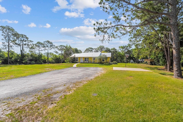 ranch-style house featuring a front yard