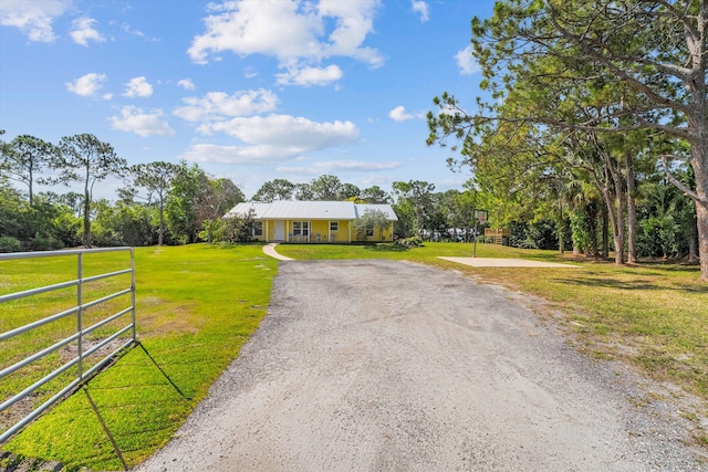 view of front of property featuring a front yard