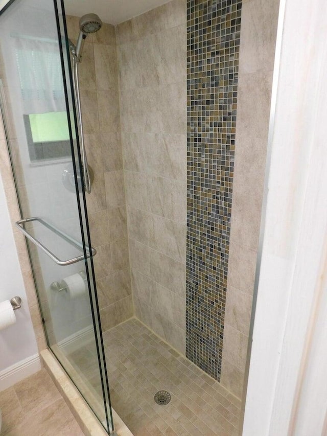 bathroom featuring a tile shower