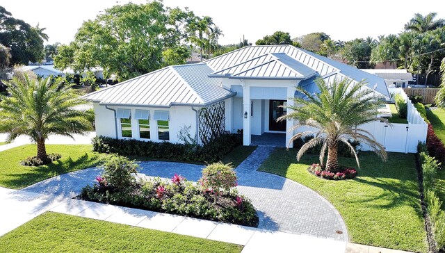 view of front facade with a front lawn