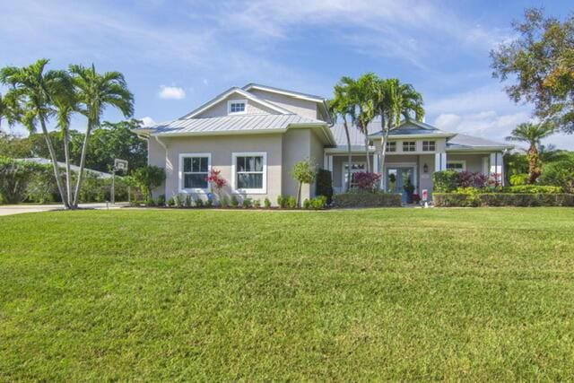 view of front of house featuring a front lawn