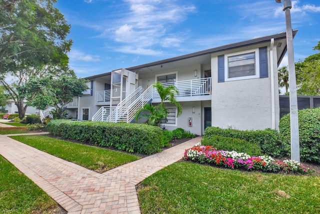 view of front of house featuring a front yard