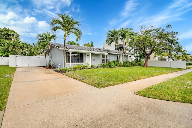 single story home featuring a front lawn