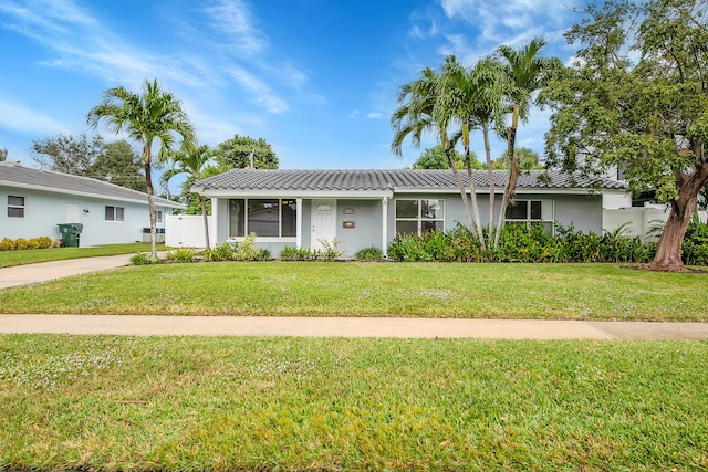 ranch-style house featuring a front yard