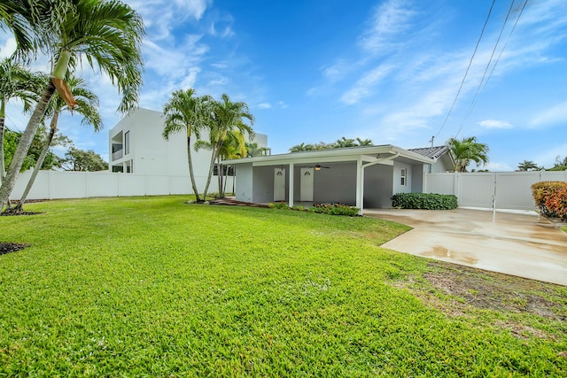 view of yard featuring ceiling fan