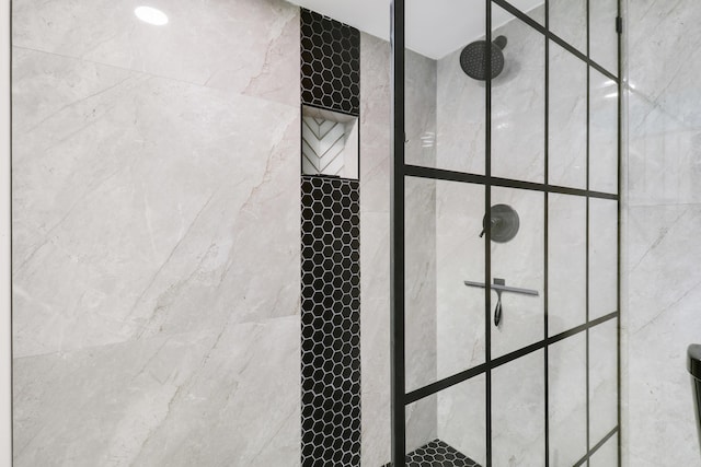 details featuring tiled shower