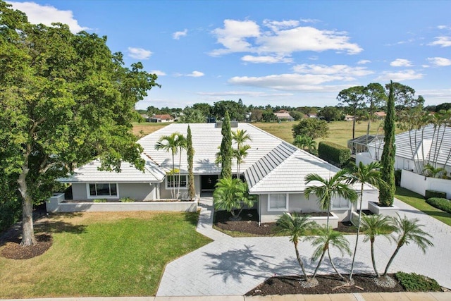 view of front of house featuring a front lawn