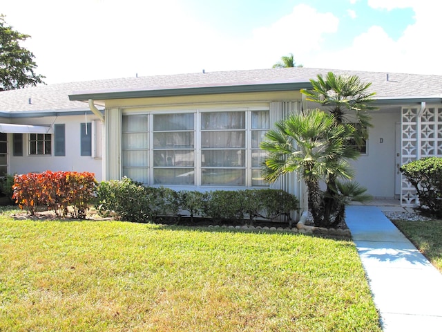 view of front of house featuring a front yard