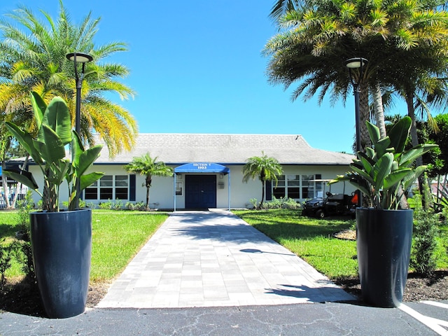 view of front of house with a front yard