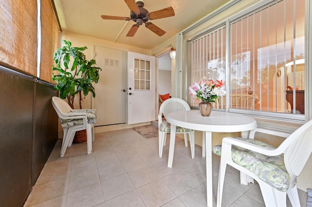 sunroom featuring visible vents and a ceiling fan