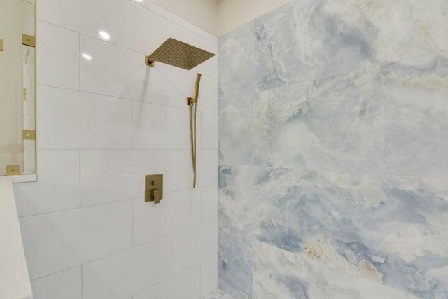 bathroom featuring a tile shower