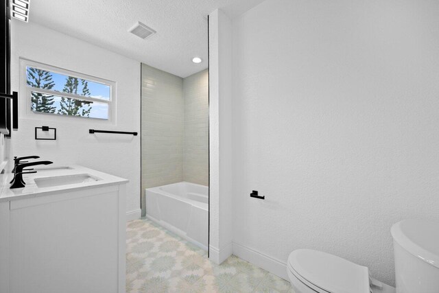 bathroom featuring tiled shower / bath