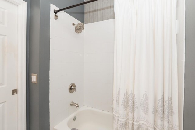 bathroom featuring shower / tub combo