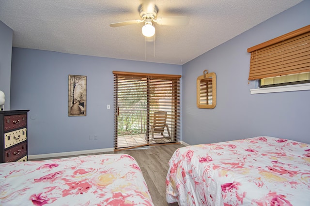 bedroom with access to exterior, a textured ceiling, light hardwood / wood-style floors, and ceiling fan