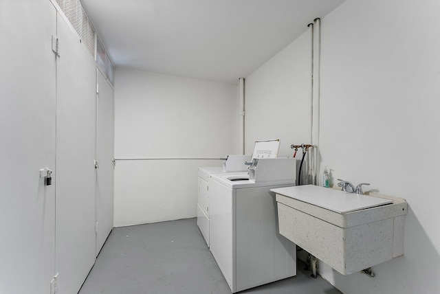 clothes washing area featuring sink and independent washer and dryer