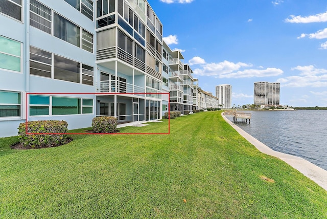 view of yard featuring a water view