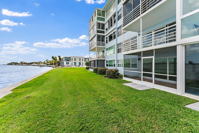 view of yard featuring a water view