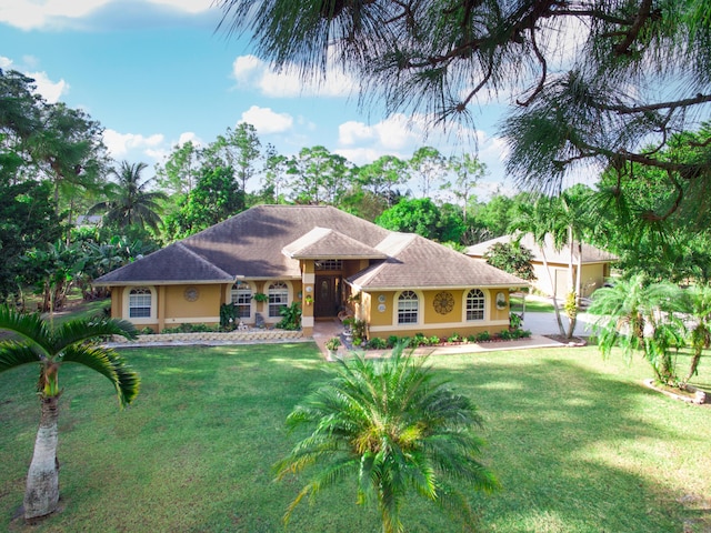 view of front of property featuring a front lawn