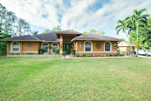 view of front of house featuring a front lawn