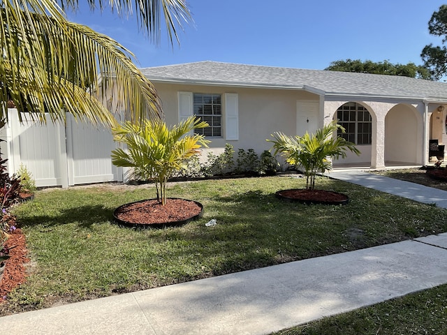 view of front of property with a front yard