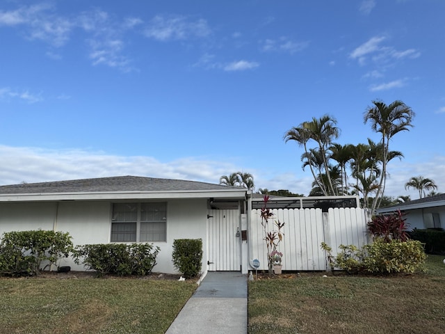 view of front of property with a front yard