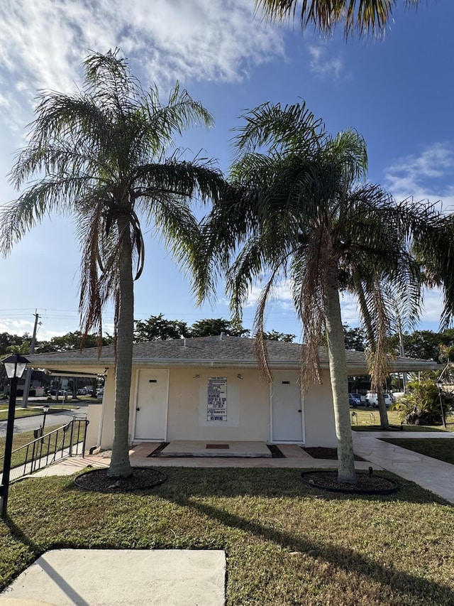 view of front facade with a front lawn