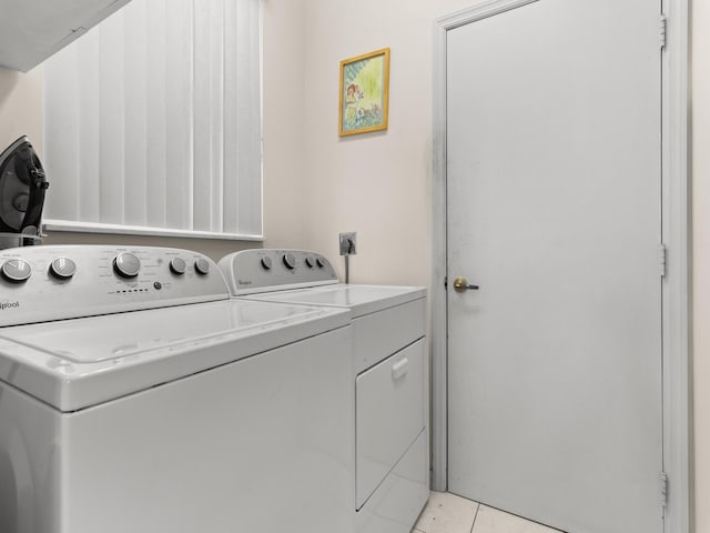 laundry room featuring light tile patterned floors and washing machine and dryer