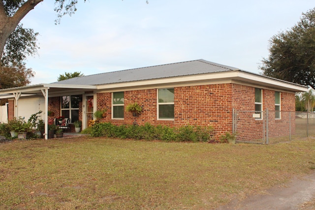 view of front of property featuring a front lawn