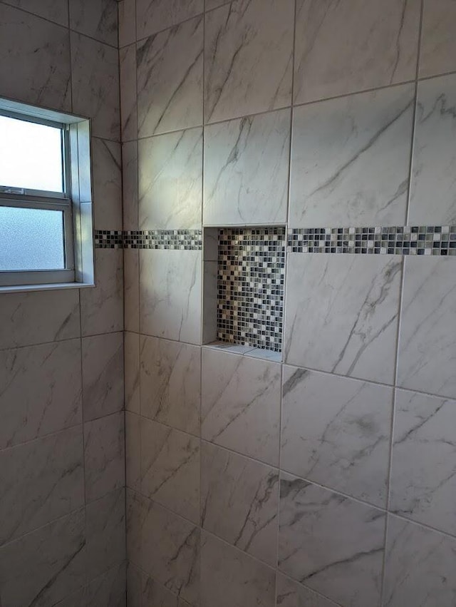 bathroom featuring a tile shower