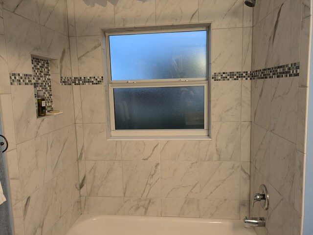 bathroom with tiled shower / bath