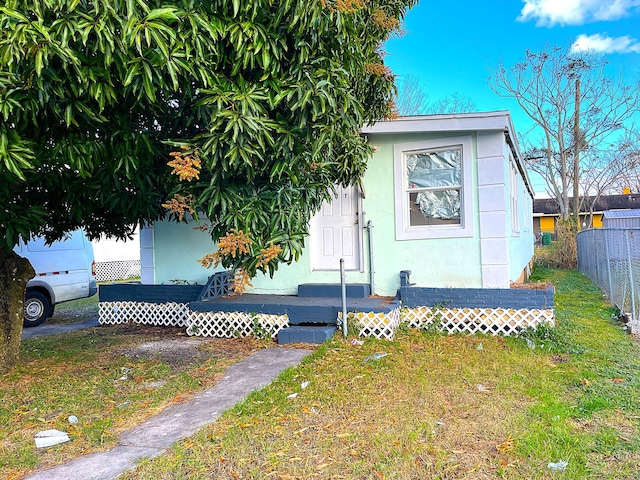 bungalow featuring a front lawn