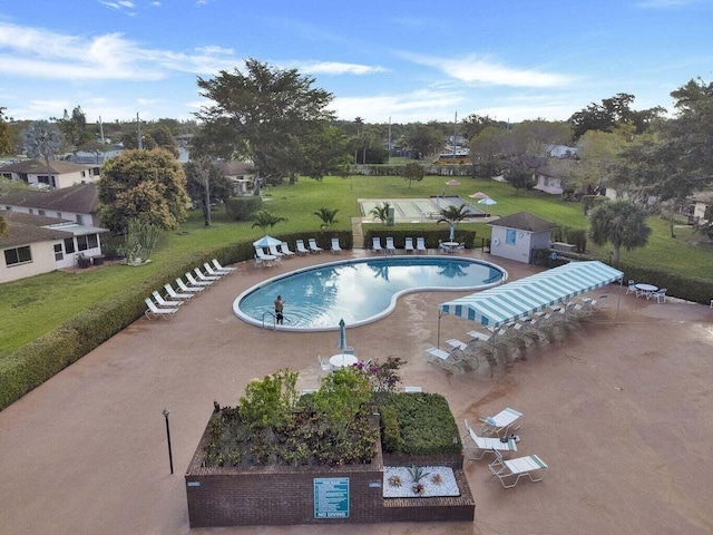 view of swimming pool