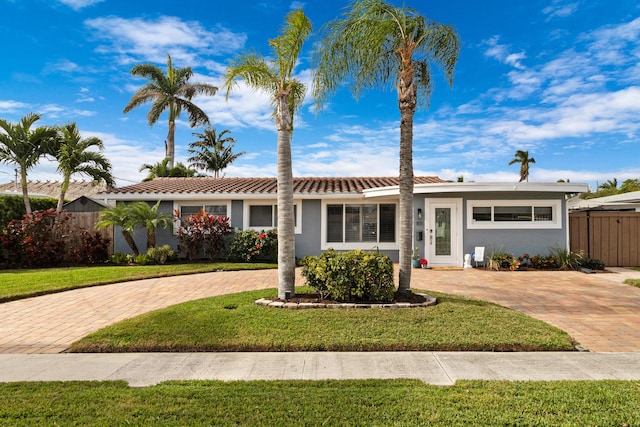 single story home with a front lawn