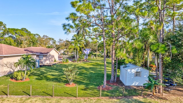 view of yard with an outbuilding