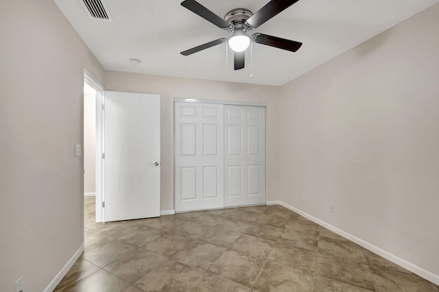 unfurnished bedroom featuring ceiling fan and a closet