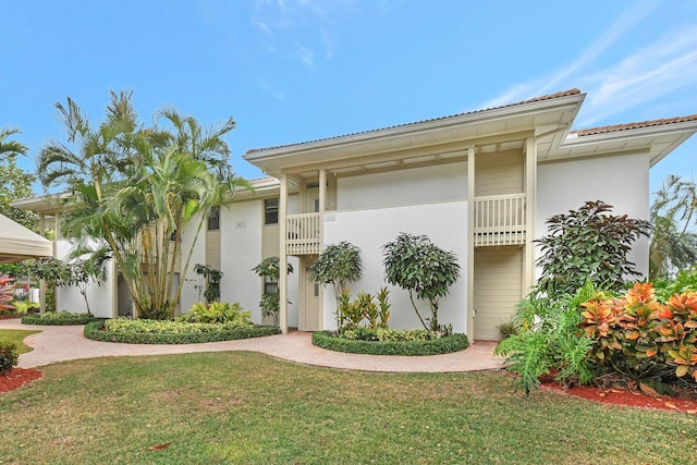 view of front of home featuring a front lawn