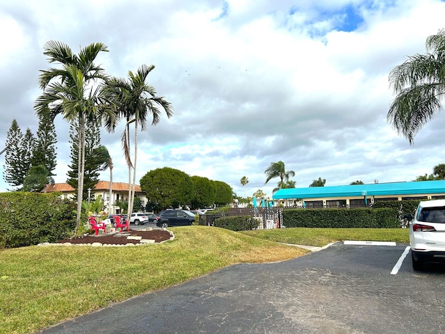 view of property's community featuring a lawn