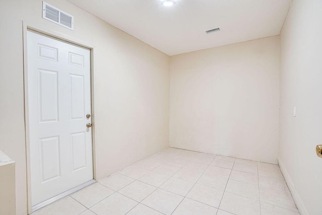 empty room featuring light tile patterned flooring