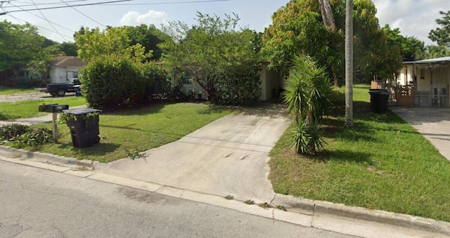 view of front of home featuring a front lawn