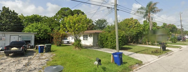 exterior space featuring a front yard