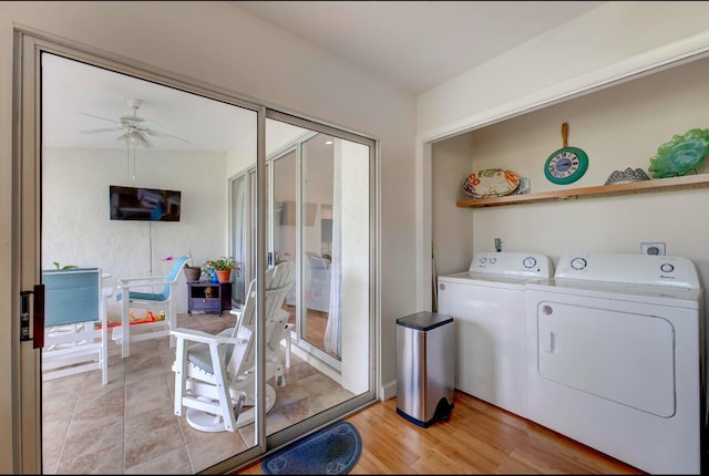 laundry area with ceiling fan, light wood-type flooring, and independent washer and dryer