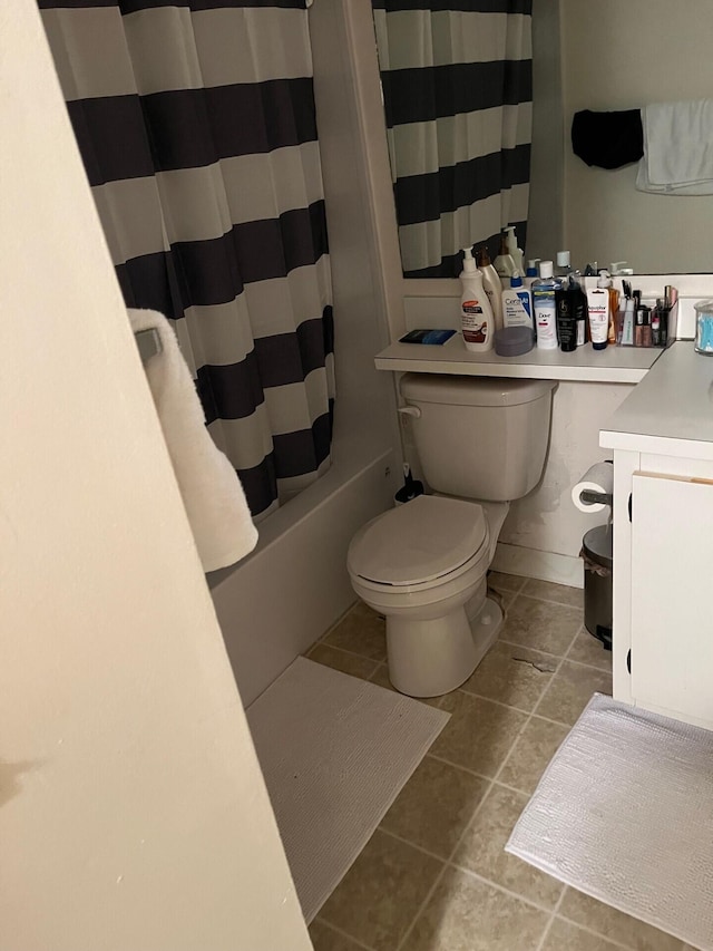 full bathroom with shower / bath combination with curtain, vanity, and toilet