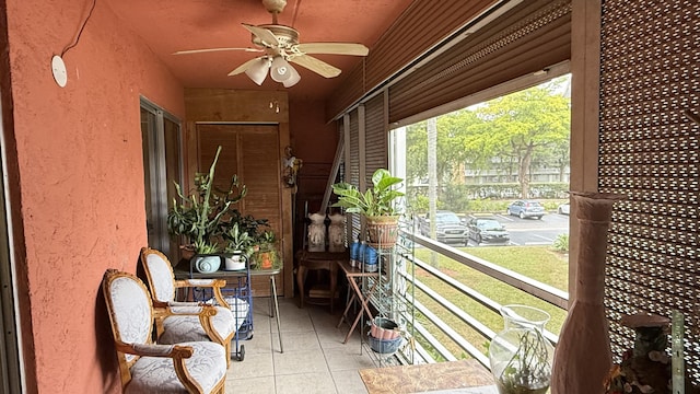 sunroom with ceiling fan