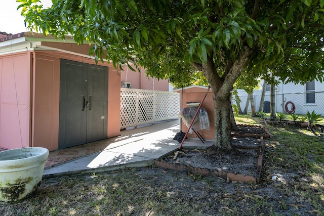 exterior space featuring a storage shed