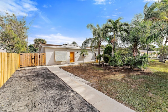 view of front of property featuring a front yard