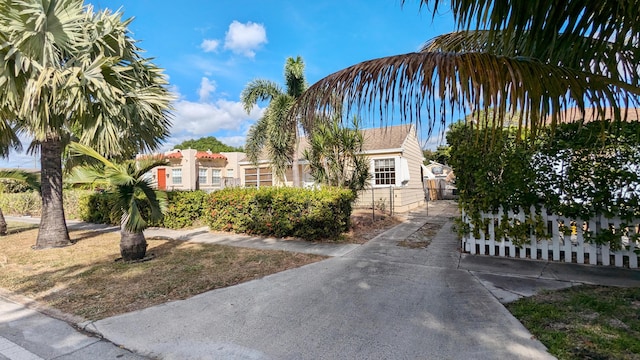 view of front of property