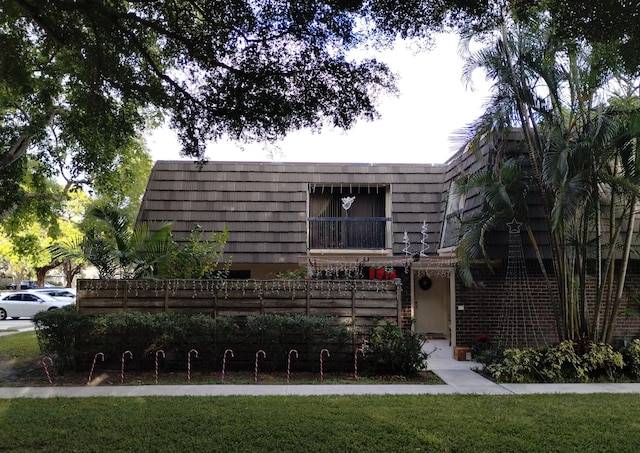 view of front facade featuring a front lawn