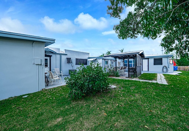 view of yard featuring a patio area